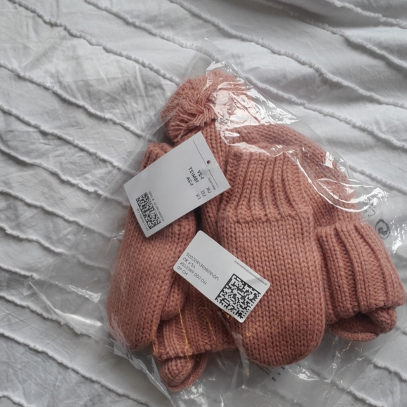 H&M Knit Hat + Mitts - Picture 2 of 2